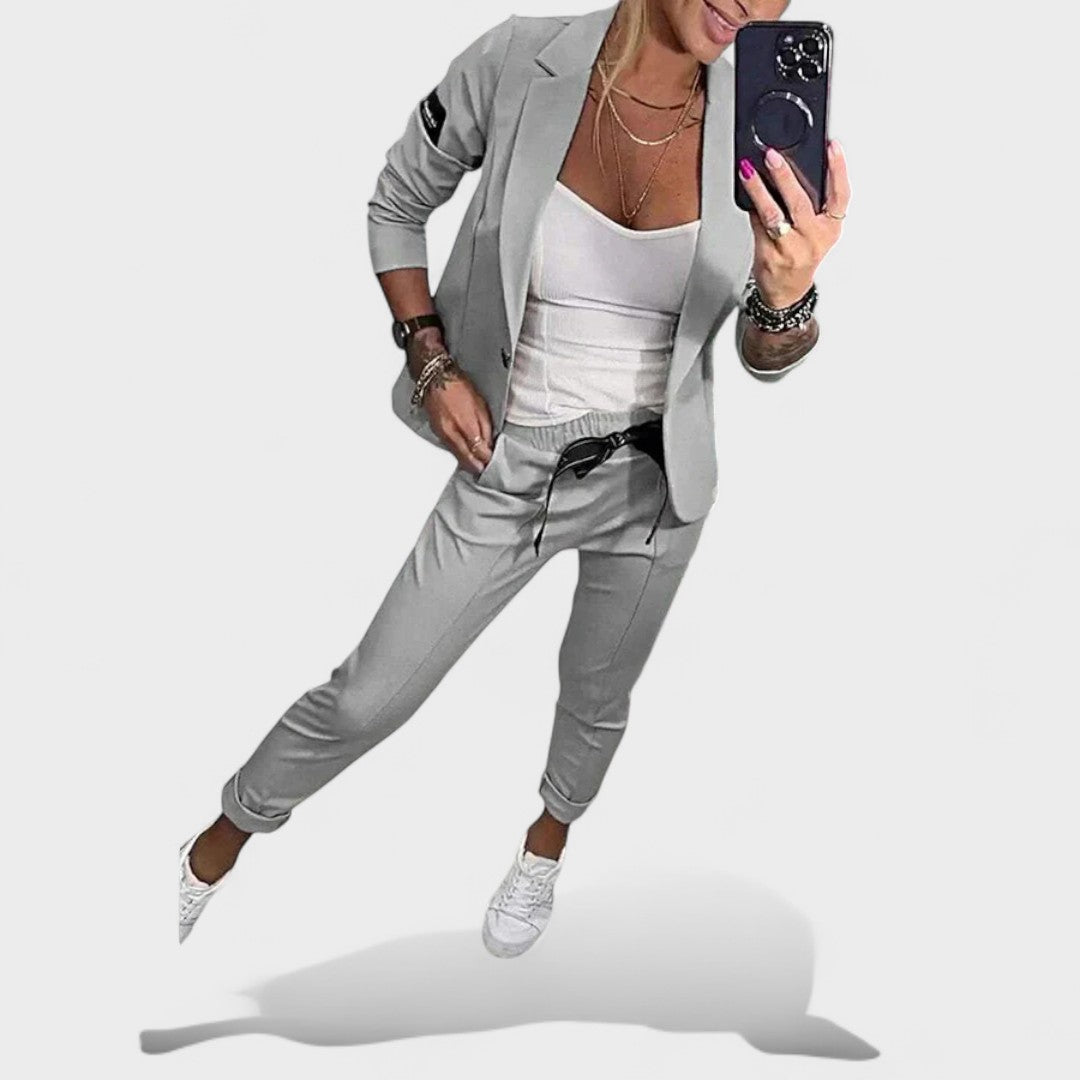 Karolina - Custom-Fitted Set with Soft Blazer and Loose Sports Pants