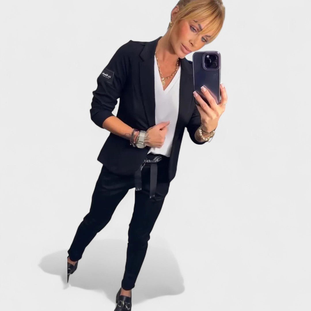 Karolina - Custom-Fitted Set with Soft Blazer and Loose Sports Pants