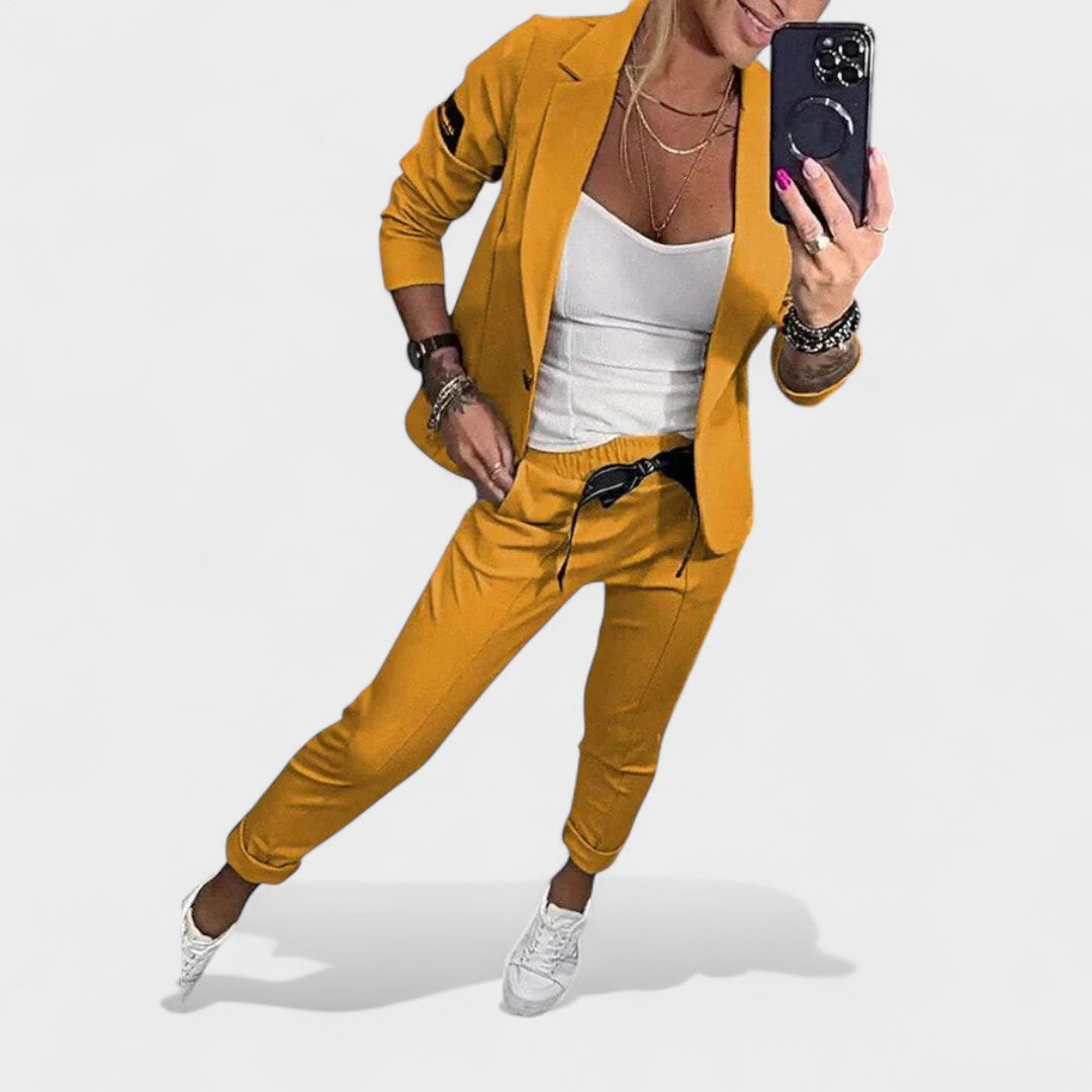 Karolina - Custom-Fitted Set with Soft Blazer and Loose Sports Pants