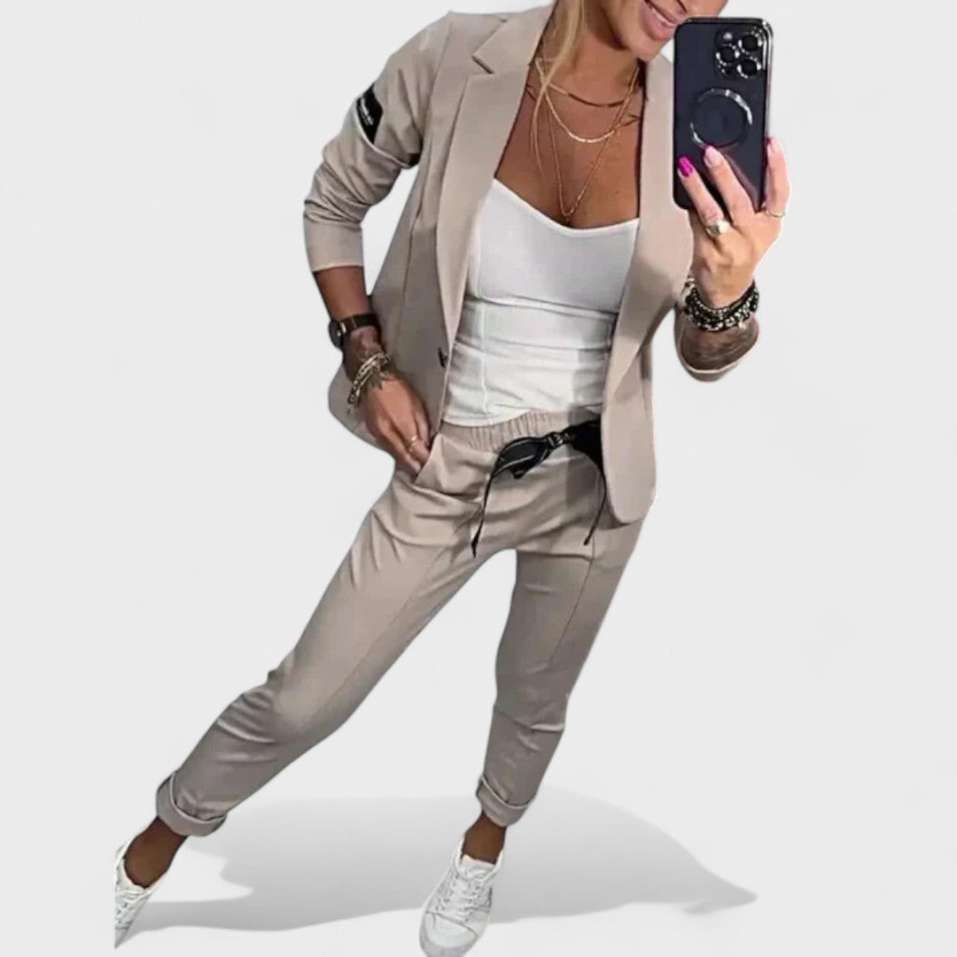 Karolina - Custom-Fitted Set with Soft Blazer and Loose Sports Pants