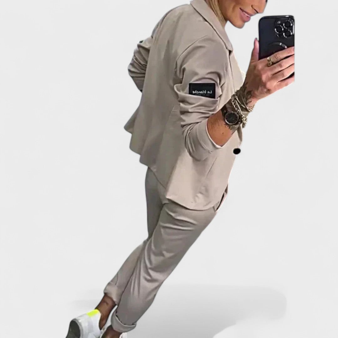 Karolina - Custom-Fitted Set with Soft Blazer and Loose Sports Pants