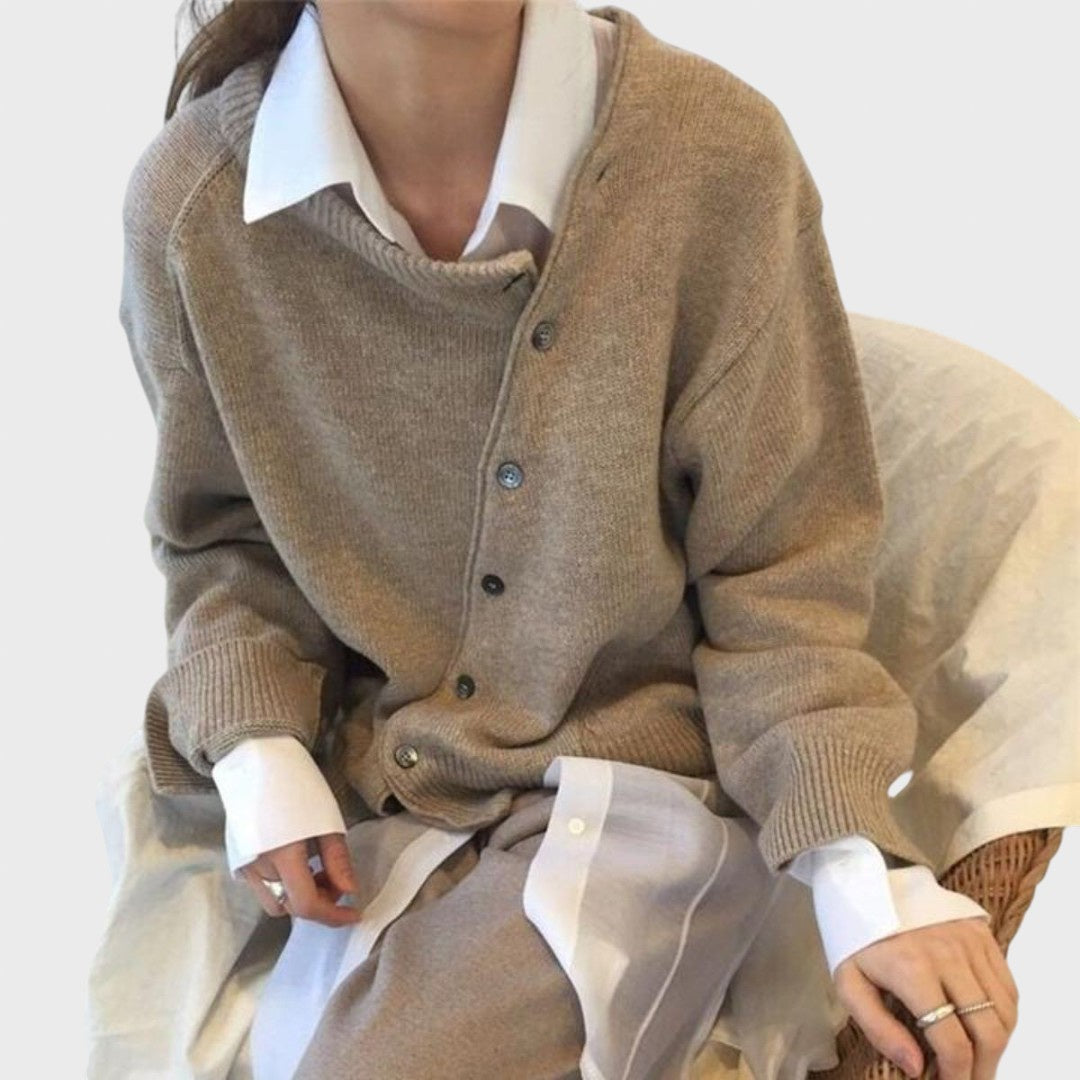 Ugnė | Soft sweater with a playful button closure detail