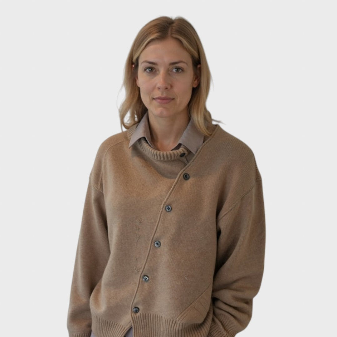 Ugnė | Soft sweater with a playful button closure detail
