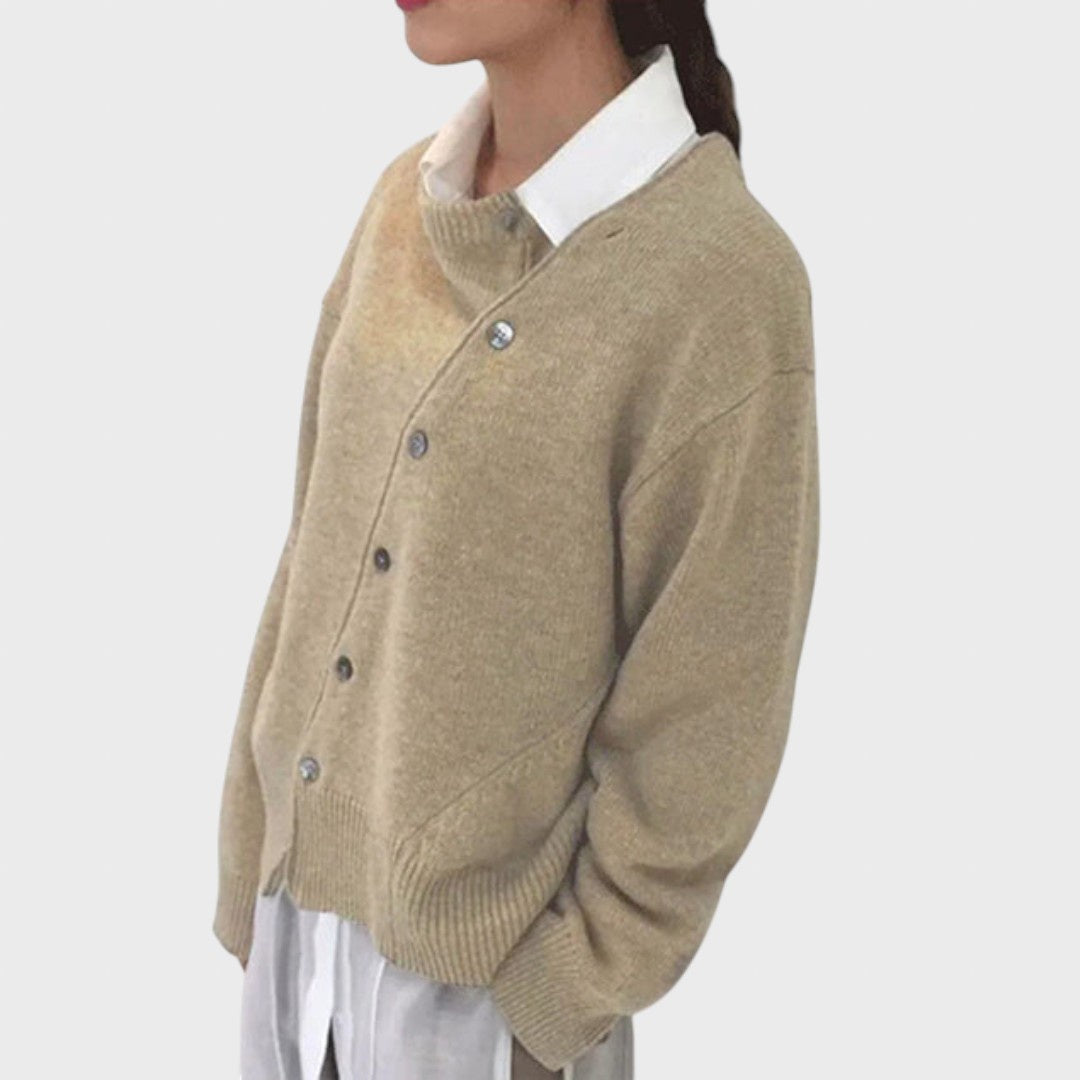 Ugnė | Soft sweater with a playful button closure detail