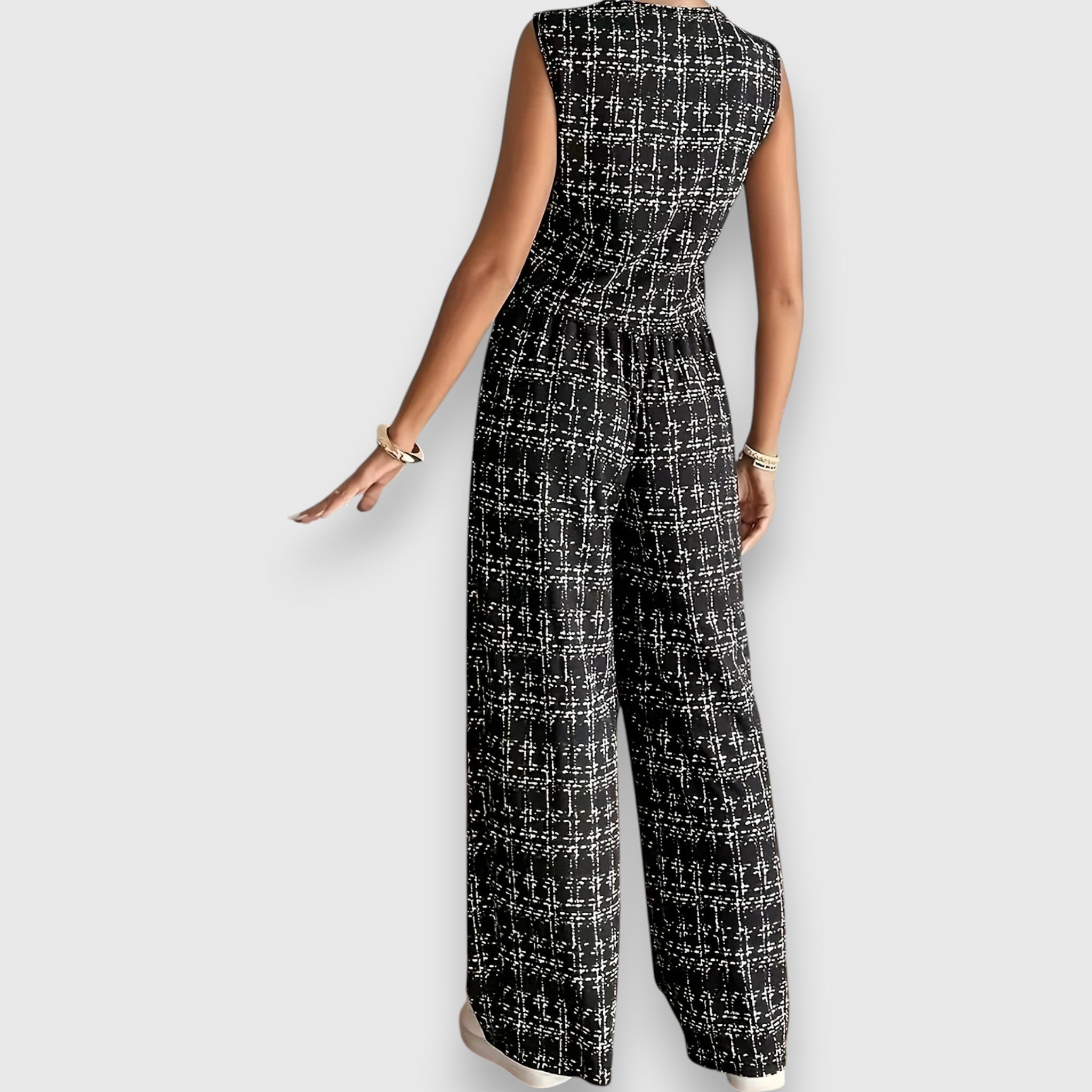 Two-Piece Set with V-Neckline and Matching Pants