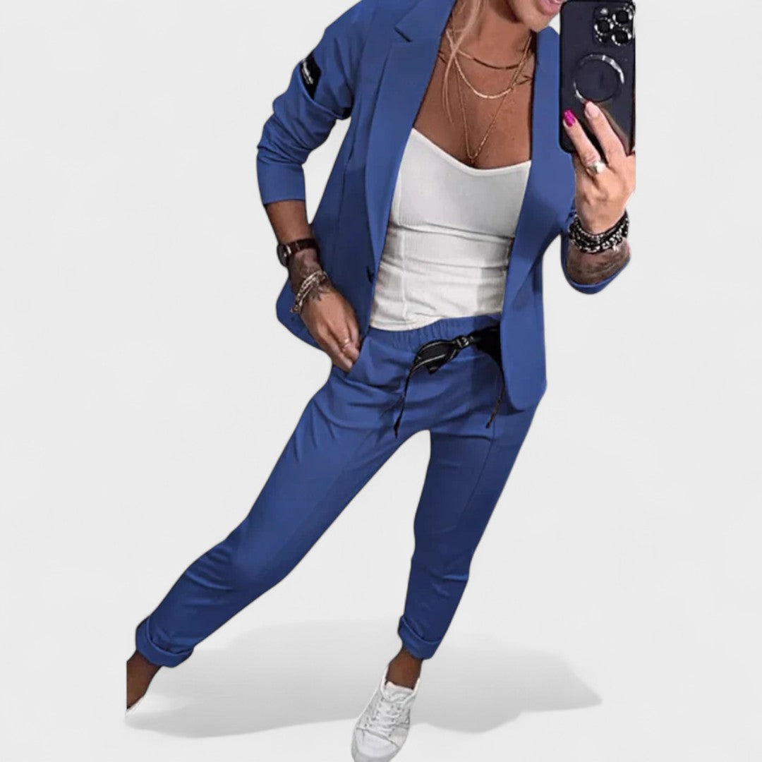 Karolina - Custom-Fitted Set with Soft Blazer and Loose Sports Pants