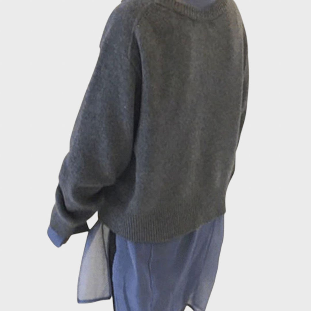 Ugnė | Soft sweater with a playful button closure detail