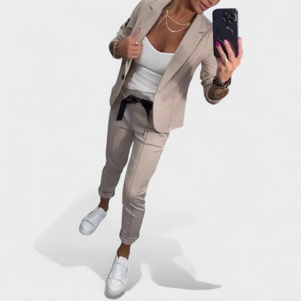 Karolina - Custom-Fitted Set with Soft Blazer and Loose Sports Pants