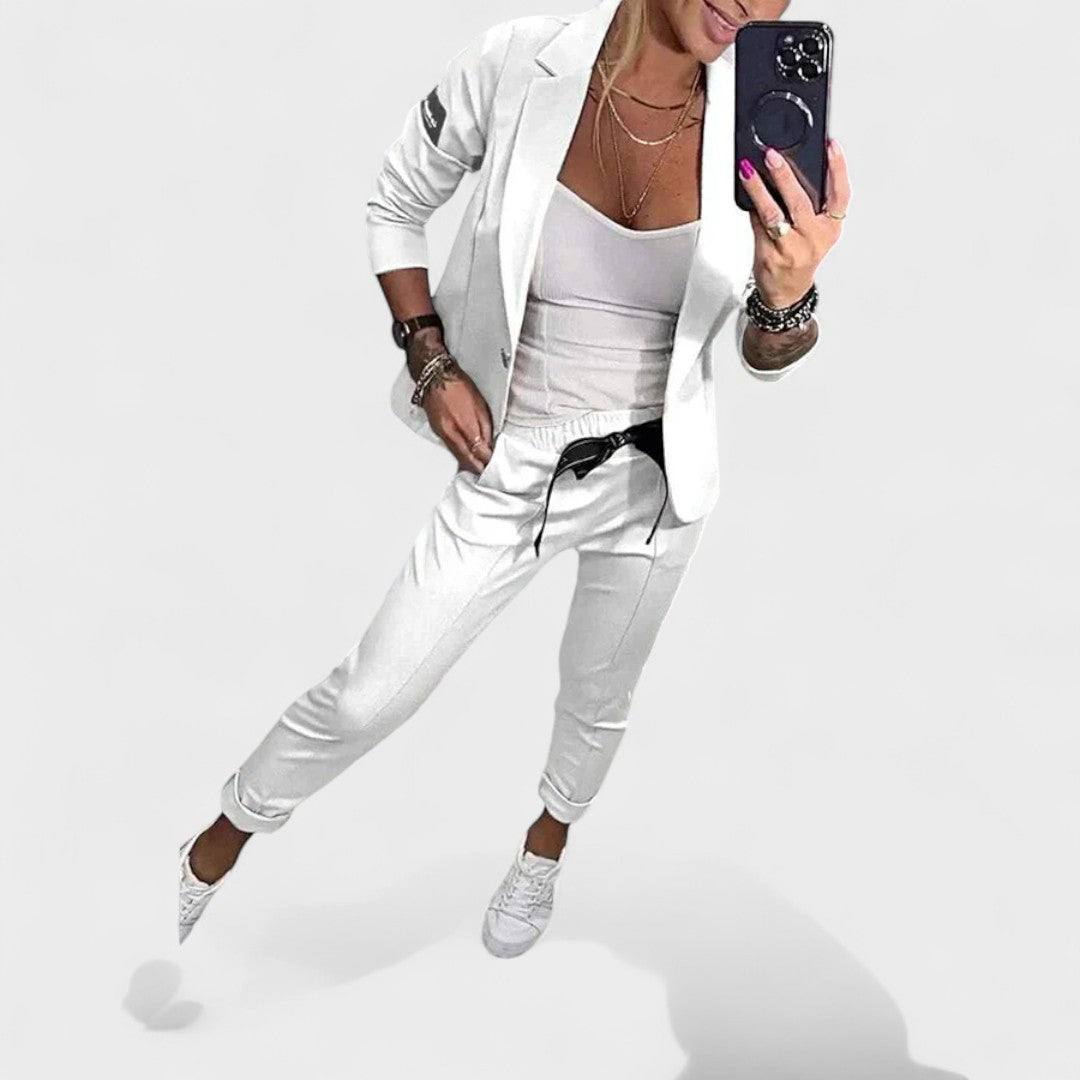 Karolina - Custom-Fitted Set with Soft Blazer and Loose Sports Pants